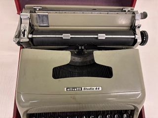 Máquina de escribir Olivetti Studio 44 con estuche
