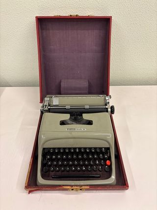 Máquina de escribir Olivetti Studio 44 con estuche