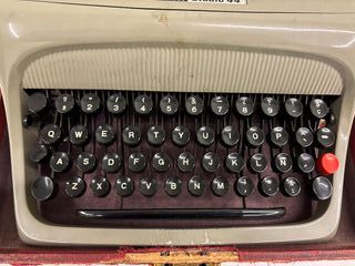 Máquina de escribir Olivetti Studio 44 con estuche