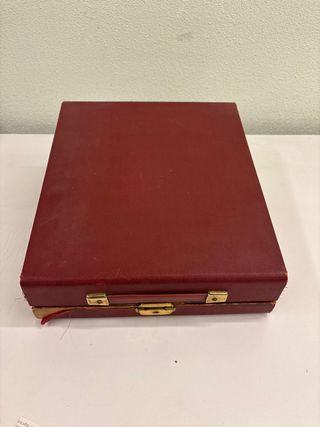 Máquina de escribir Olivetti Studio 44 con estuche