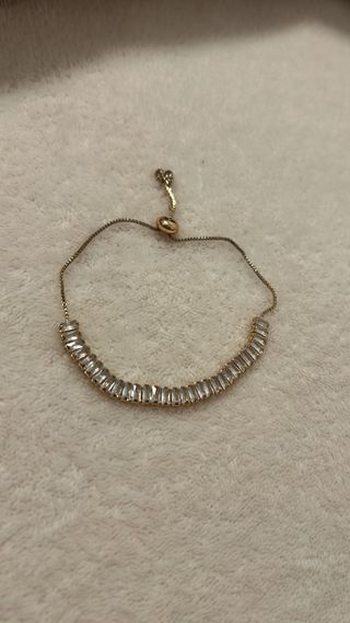 Pulsera dorada con brillantes