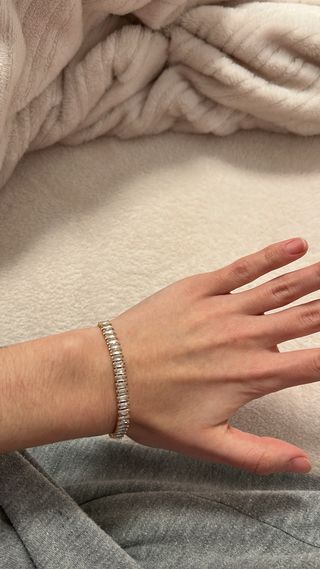 Pulsera dorada con brillantes