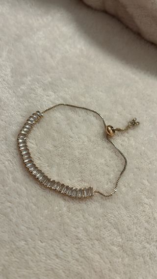 Pulsera dorada con brillantes