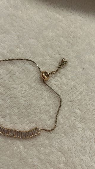 Pulsera dorada con brillantes