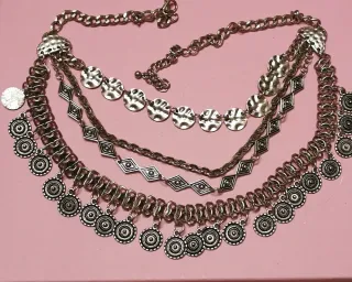 Collar metal con colgantes
