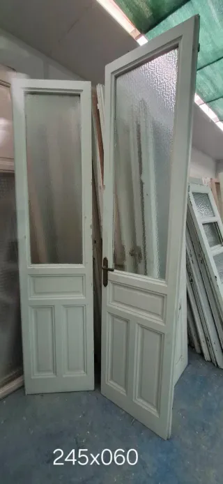 Puerta madera antigua con cristal