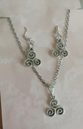 Conjunto Colgante y Pendientes Trisquel