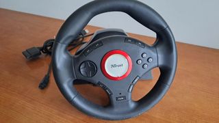 Volante Trust con pedales para PS2, PS3 y PC