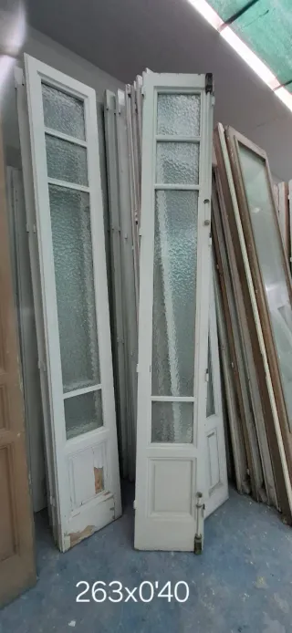 Puerta madera antigua con cristal