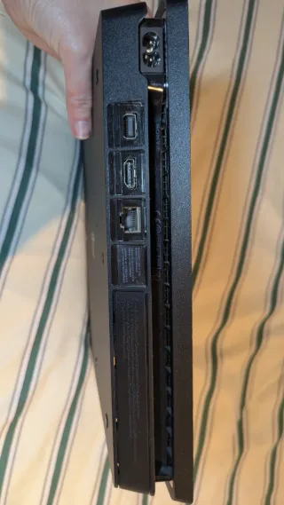 PS4 Slim 1TB Sony Negra y mando original. Soportes