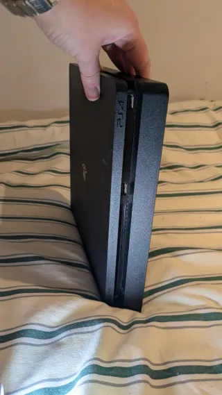 PS4 Slim 1TB Sony Negra y mando original. Soportes