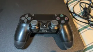 PS4 Slim 1TB Sony Negra y mando original. Soportes