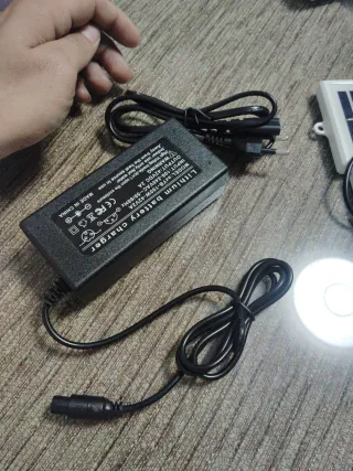 Cargador Batería Patinete Eléctrico 42V 2A