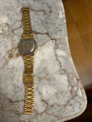 Reloj de pulsera dorado