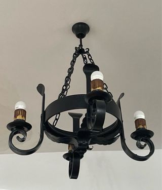 Mesa, sillas , taburetes,enaguas, lampara ,electro