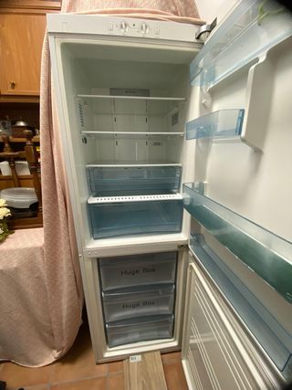 Mesa, sillas , taburetes,enaguas, lampara ,electro