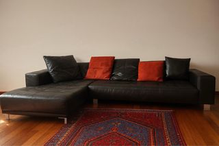 Divano angolare in pelle nera con chaise longue