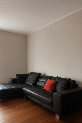 Divano angolare in pelle nera con chaise longue