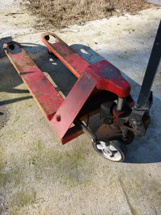 Transpaleta manual roja