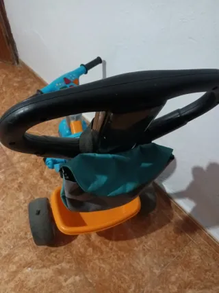 Triciclo infantil azul y naranja