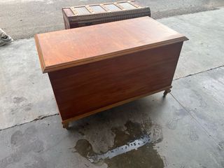 Baúles de madera marrón.