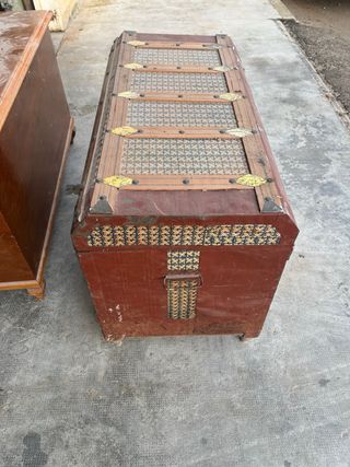 Baúles de madera marrón.