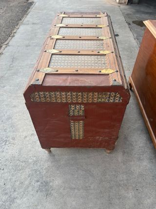 Baúles de madera marrón.