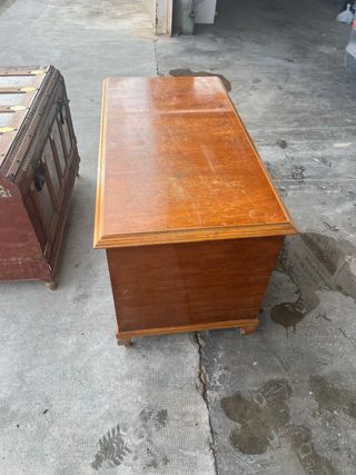 Baúles de madera marrón.