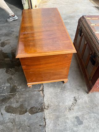 Baúles de madera marrón.