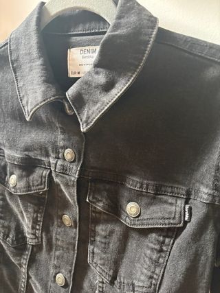 Chaqueta vaquera negra Bershka Talla M