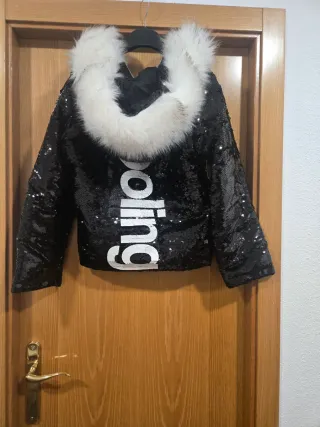 Chaqueta negra con lentejuelas y capucha