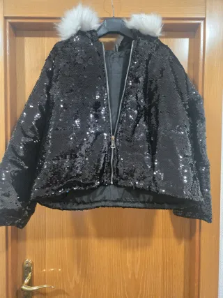 Chaqueta negra con lentejuelas y capucha