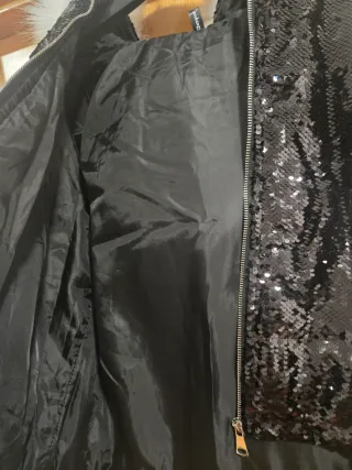 Chaqueta negra con lentejuelas y capucha