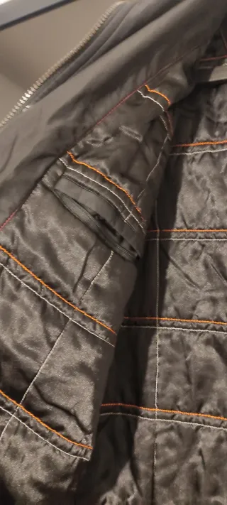 Chaqueta con cuello de piel marrón y negra