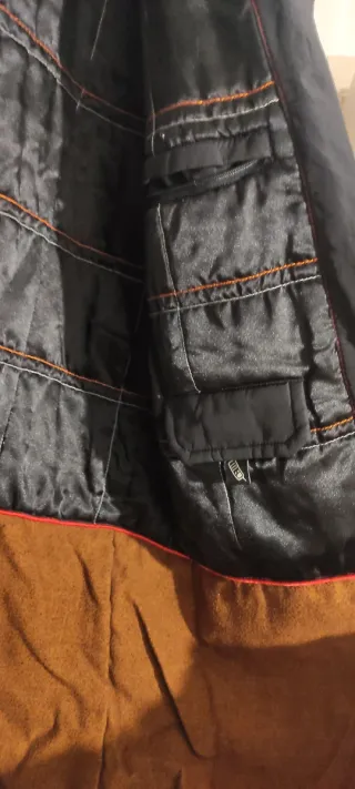 Chaqueta con cuello de piel marrón y negra