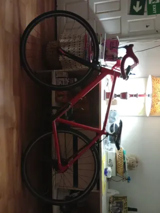Bicicleta de carreras roja