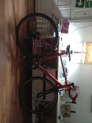 Bicicleta de carreras roja