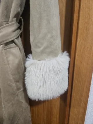 Abrigo beige con cuello y puños de pelo