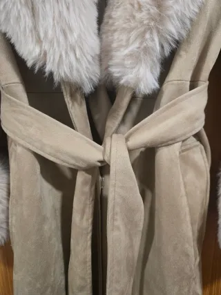 Abrigo beige con cuello y puños de pelo