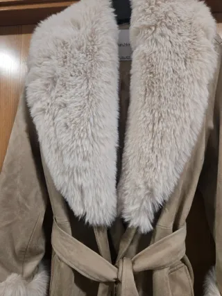 Abrigo beige con cuello y puños de pelo