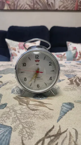 Reloj despertador vintage plateado