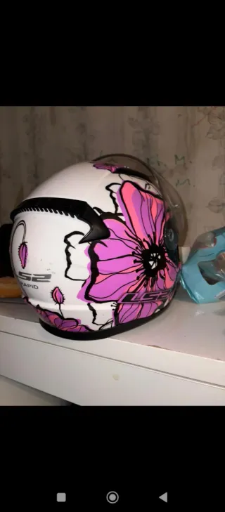 Casco de moto con diseño floral