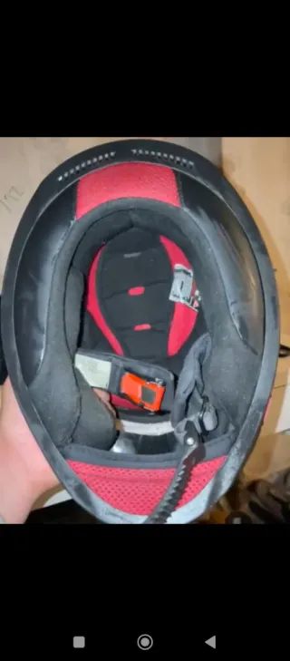 Casco de moto con diseño floral