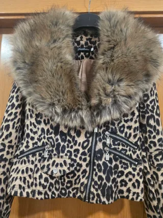 Abrigo estampado leopardo con cuello de pelo