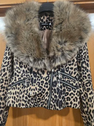 Abrigo estampado leopardo con cuello de pelo