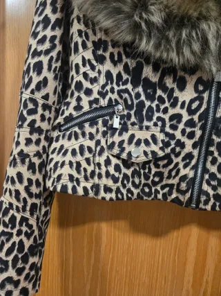 Abrigo estampado leopardo con cuello de pelo