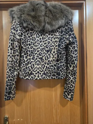 Abrigo estampado leopardo con cuello de pelo