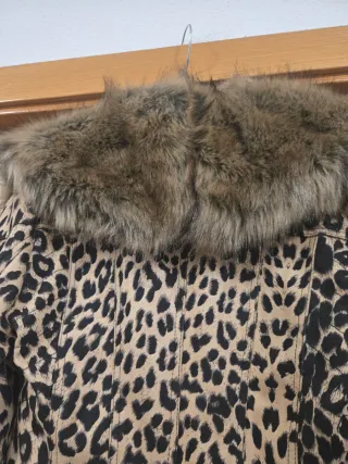 Abrigo estampado leopardo con cuello de pelo