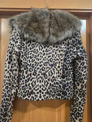 Abrigo estampado leopardo con cuello de pelo