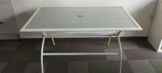 Mesa cristal y metal